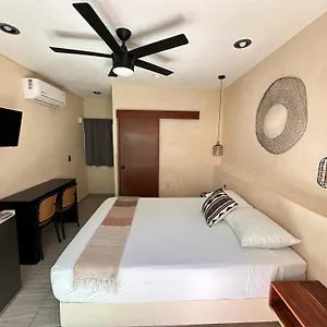 Isla Caracol Hotel